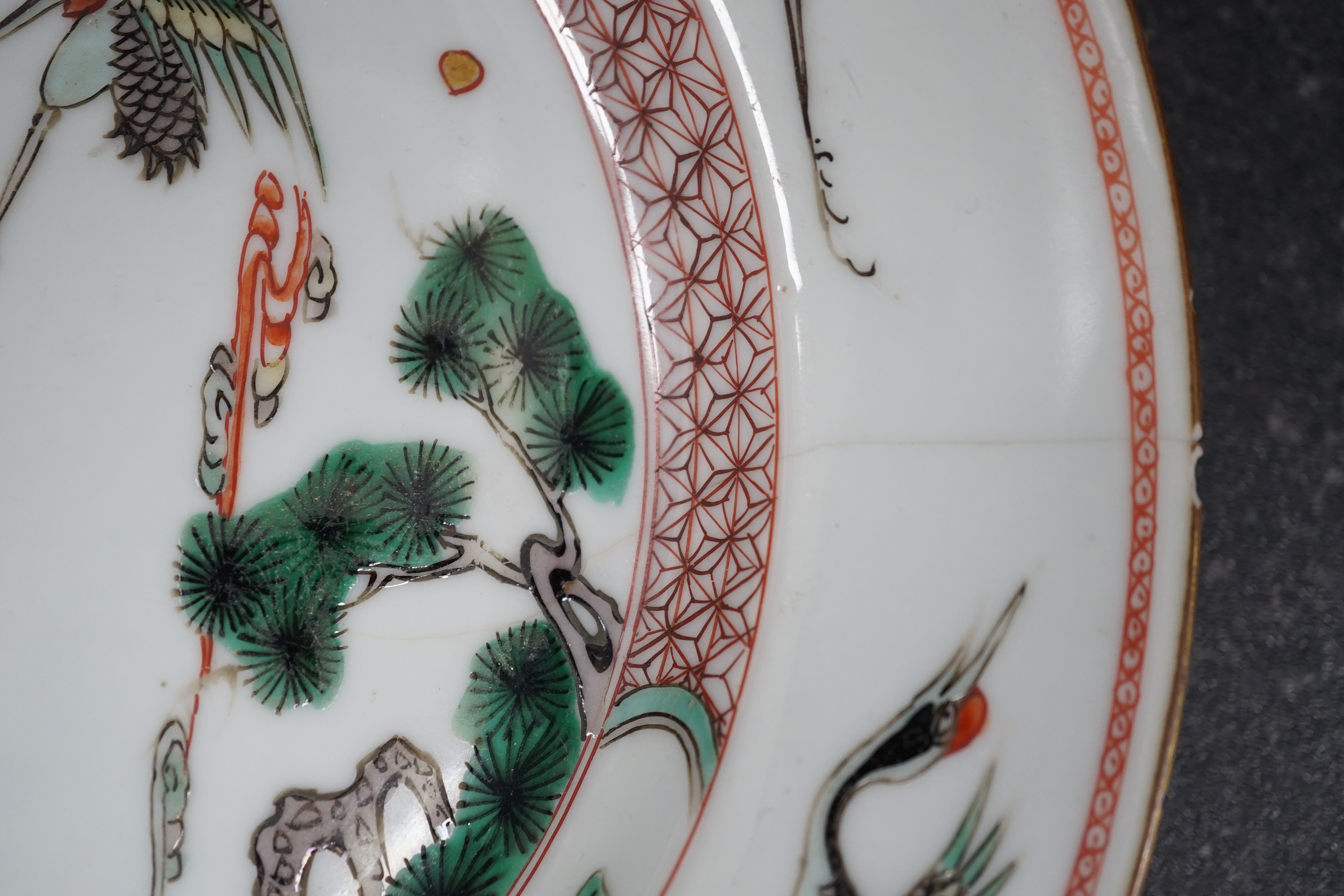 A Chinese famille verte ‘deer and crane’ dish and four matching plates, Kangxi period